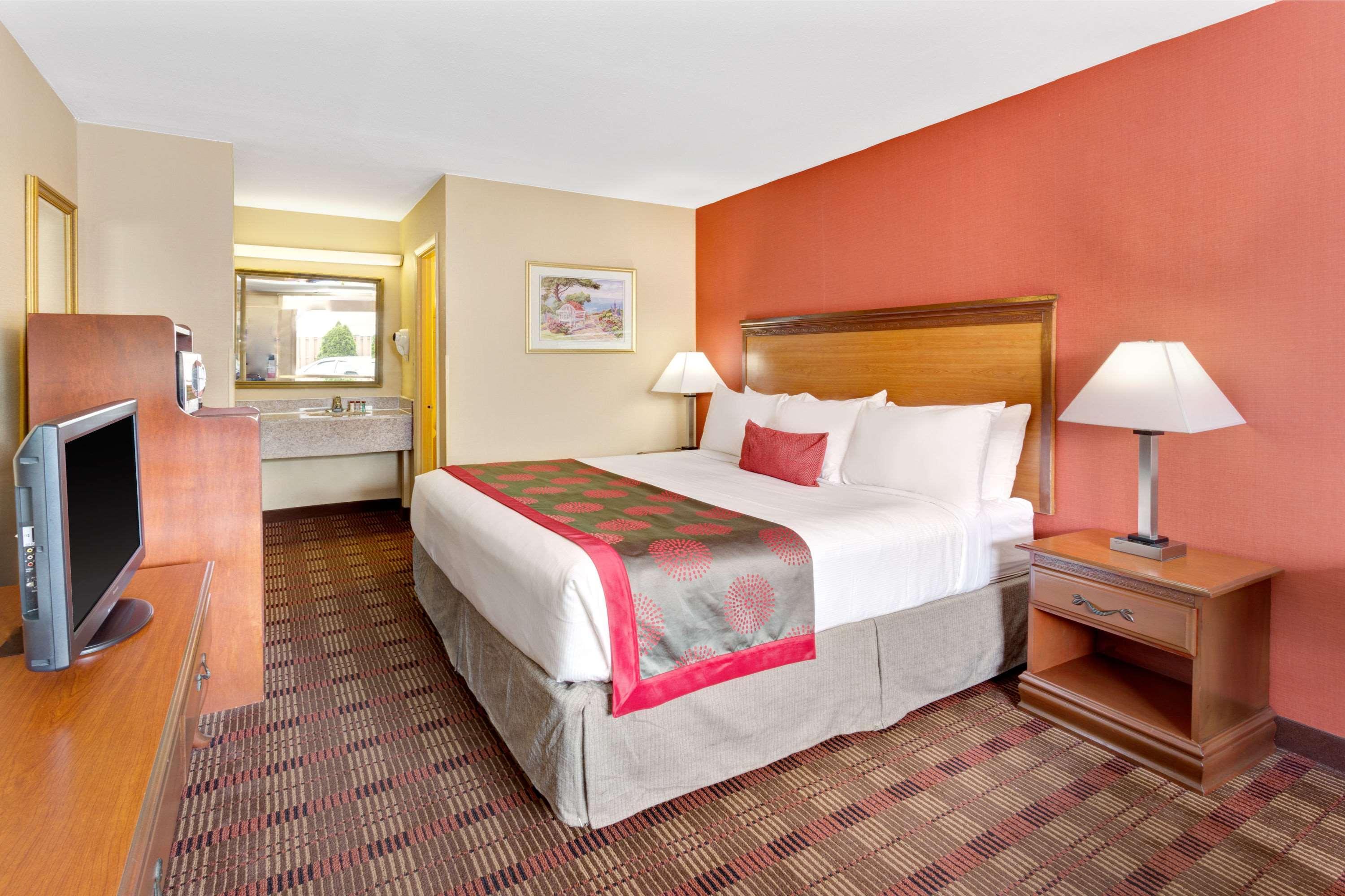 Ramada By Wyndham West 2*