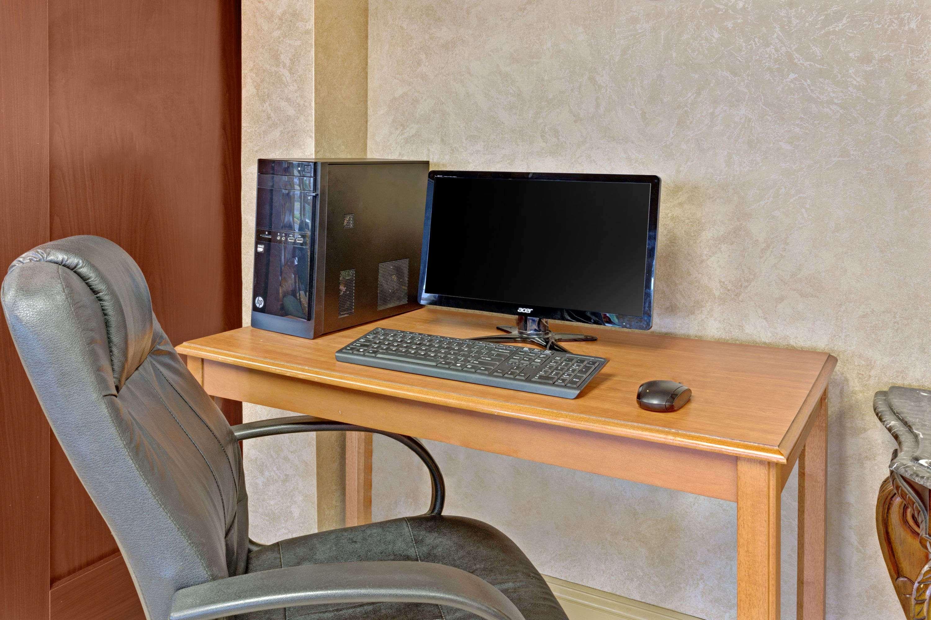 Ramada By Wyndham West Hotel 2*
