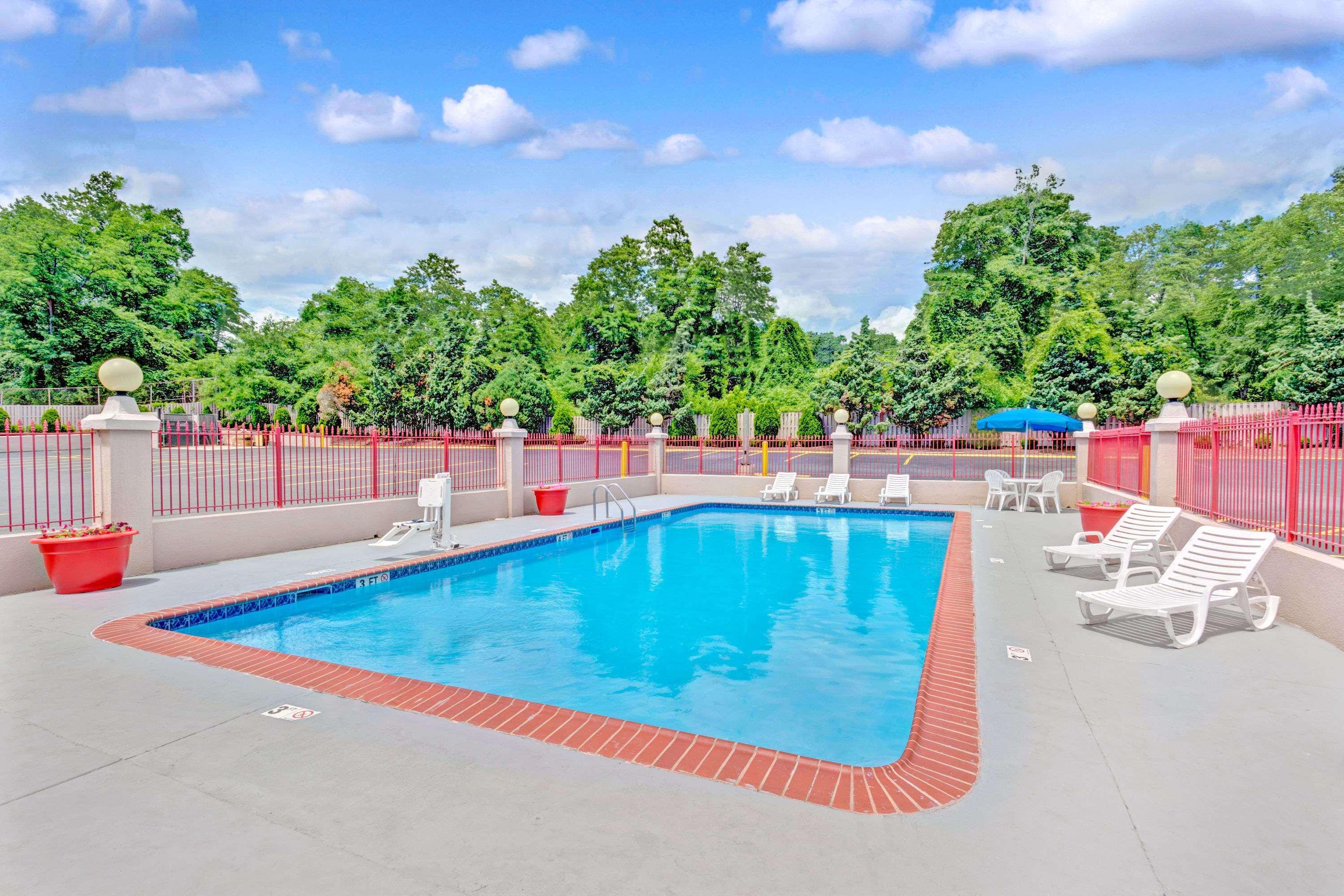Hotel Ramada By Wyndham West