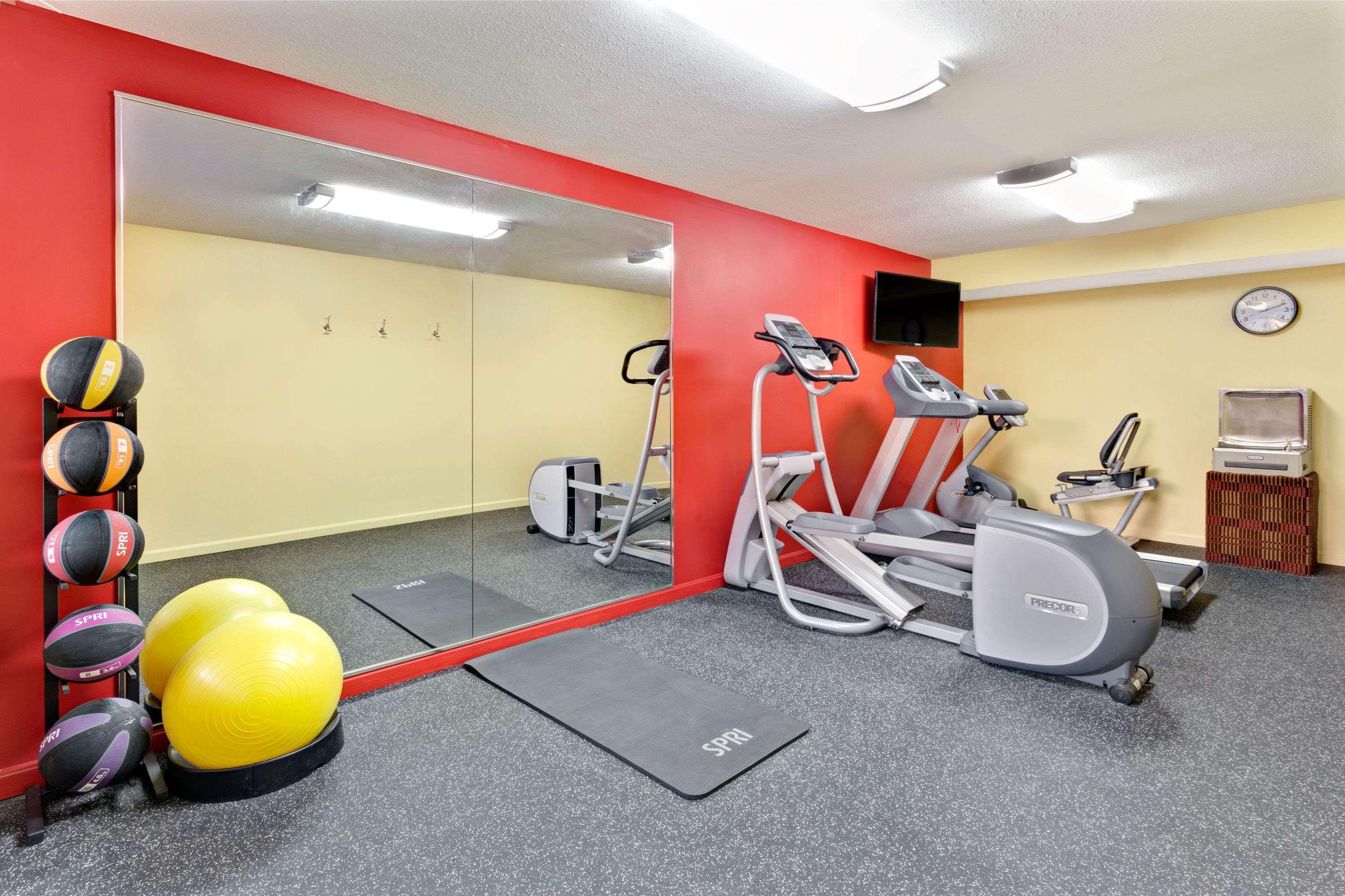 Ramada By Wyndham West Hotel 2*