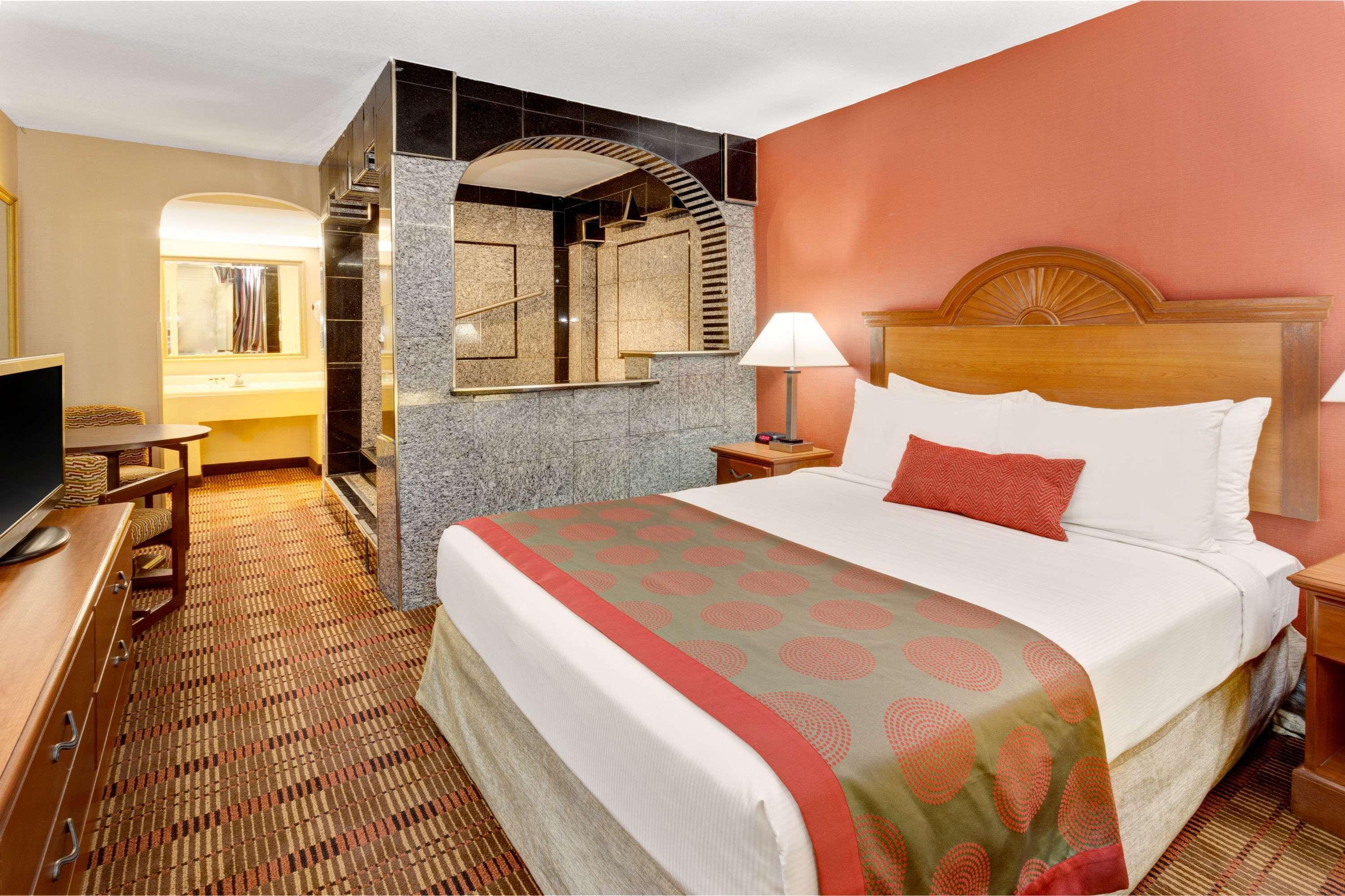 Ramada By Wyndham West Hotel 2*