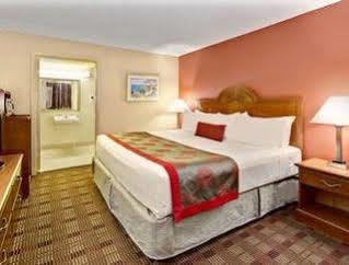 Ramada By Wyndham West Hotel 2*